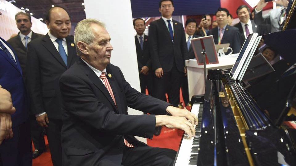 Jak Miloš Zeman preludoval pro Si Ťin-pchinga. Petrof oslavuje byznys s Čínou